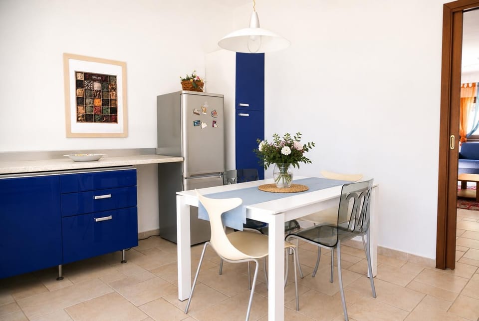 Kitchen or kitchenette, Dining area, oven