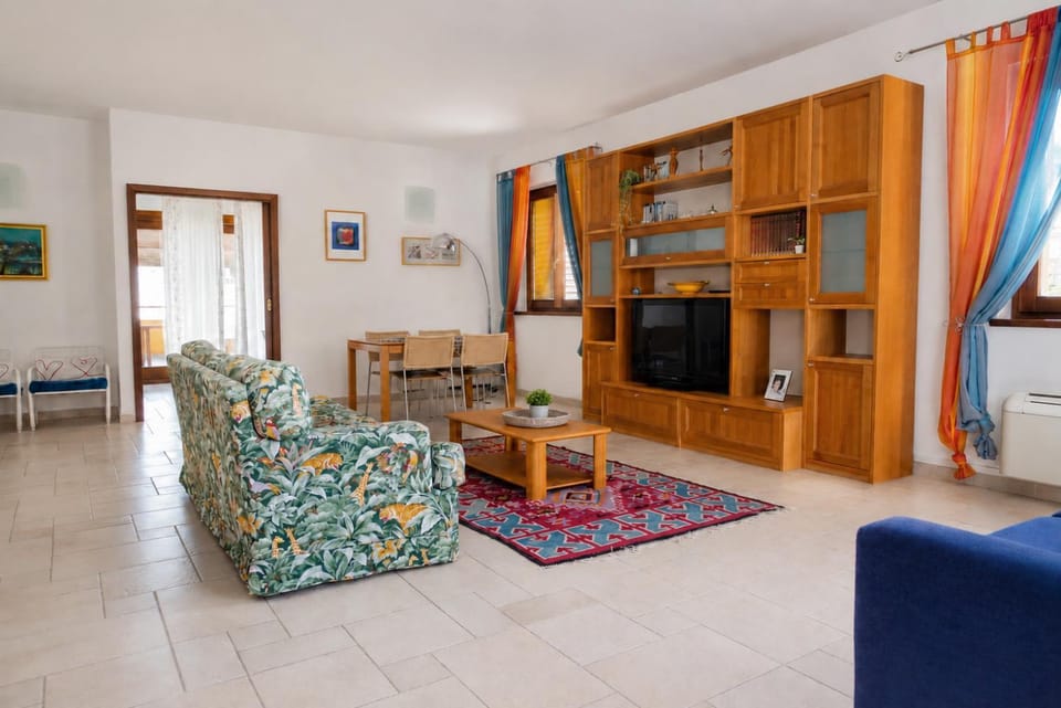 TV and multimedia, Living room, Seating area, Dining area