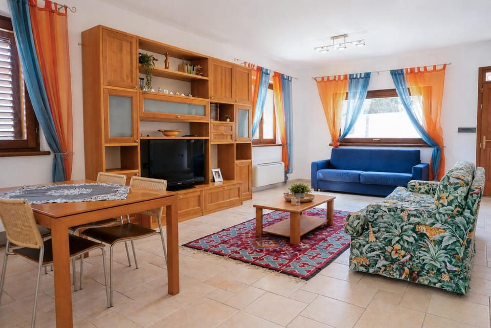 TV and multimedia, Living room, Seating area, Dining area