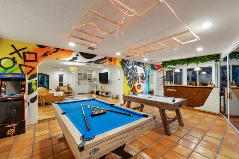 9BR Htd Pool • Hot Tub • Outdoor Cinema • Games Villa in Indian Shores