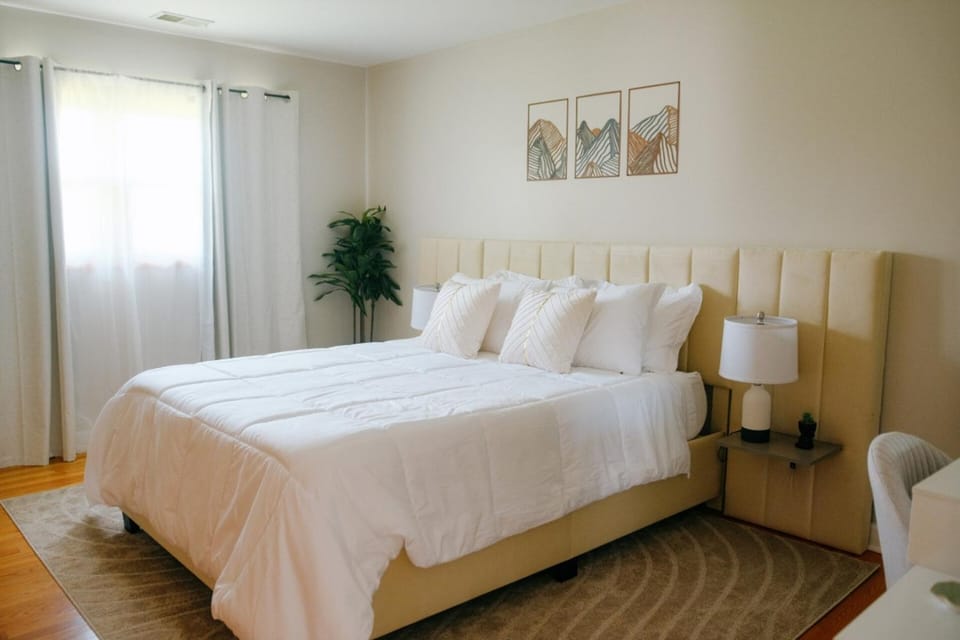 New Modern 3BR • Gym • Workspace • Quiet Location Apartment in Chicago