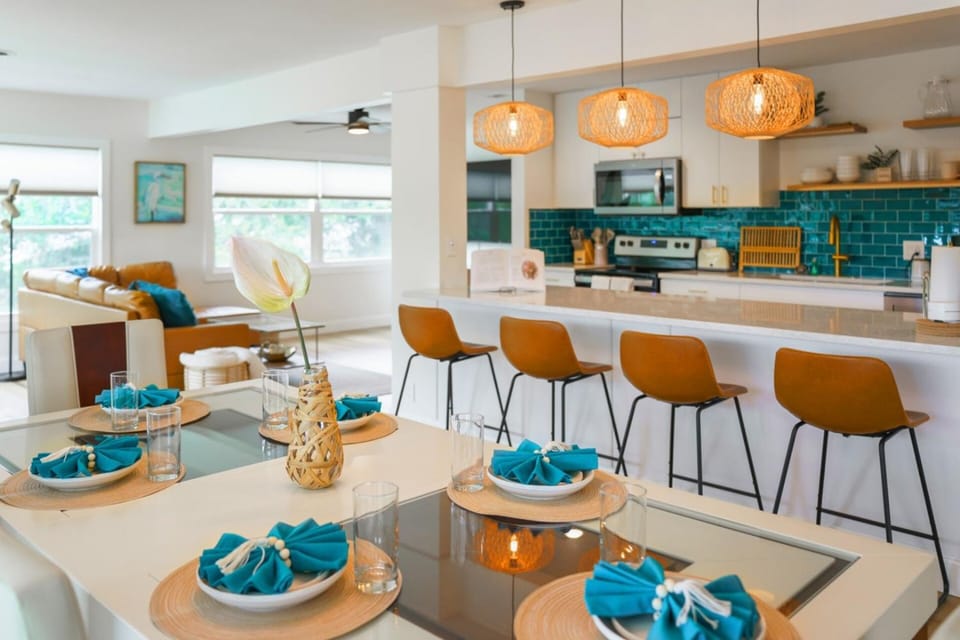 Waterfront Heated Pool, Sleeps 20 - 4plex Villa in Seminole