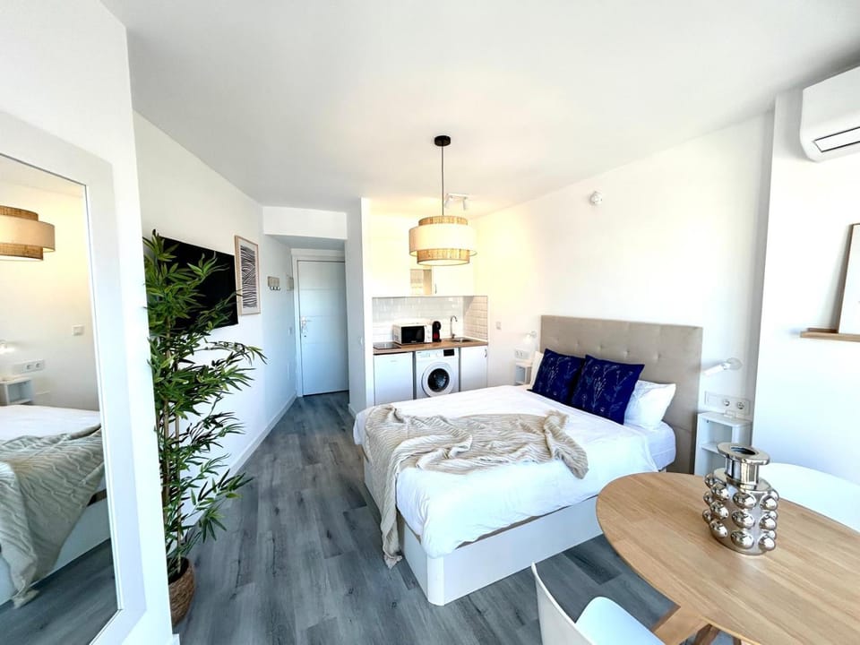 Bed, Photo of the whole room, Seating area, Bedroom, internet, towels, air conditioner
