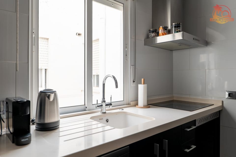 Coffee/tea facilities, Kitchen or kitchenette, stove