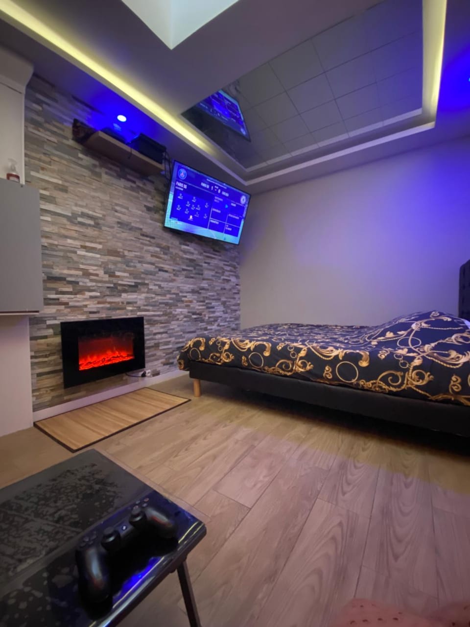 TV and multimedia, Photo of the whole room, Seating area, Bedroom