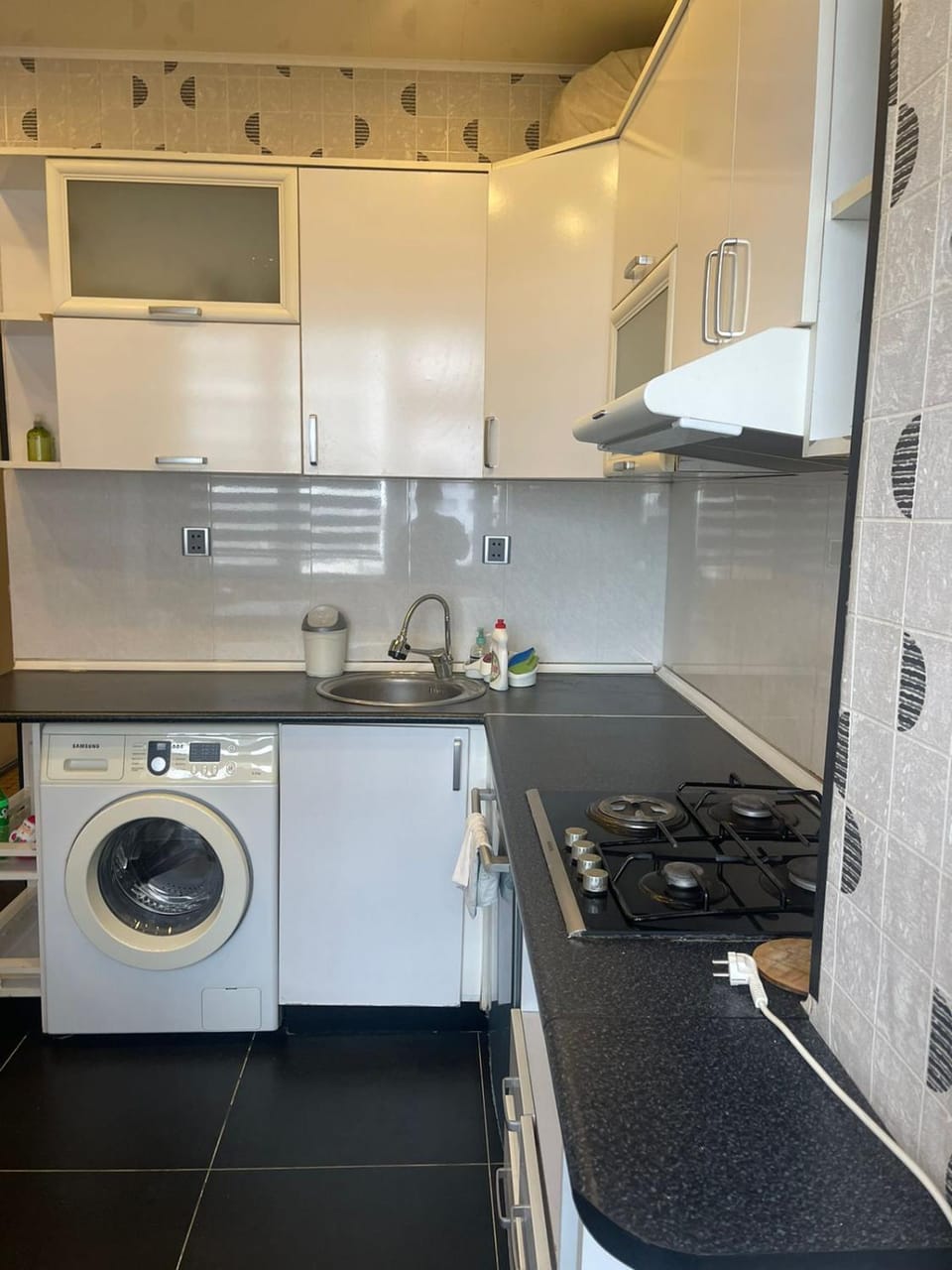 Kitchen or kitchenette, dishwasher, washing machine
