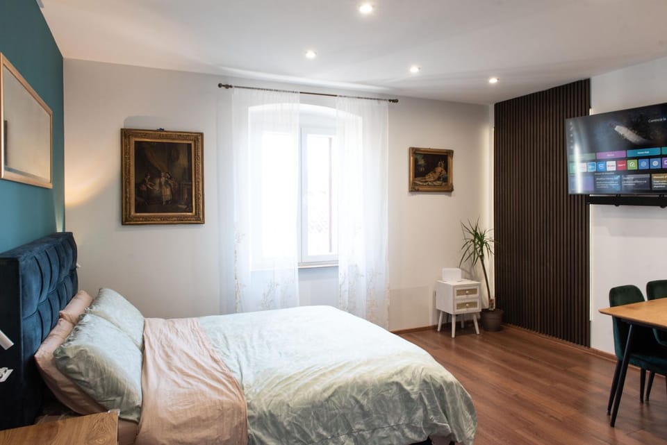 Bed, TV and multimedia, Photo of the whole room, Bedroom