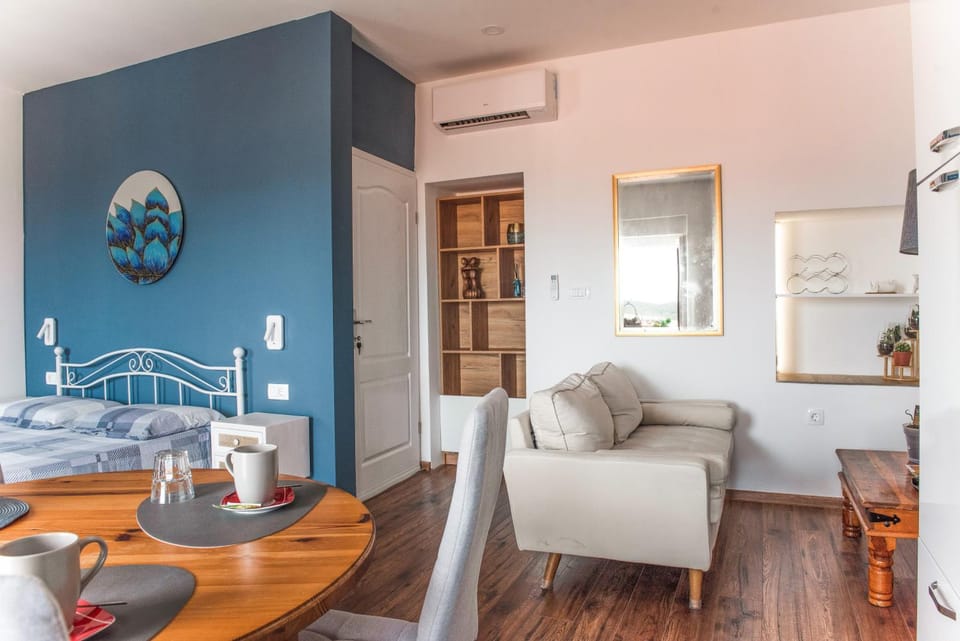 Living room, Seating area, Dining area, air conditioner