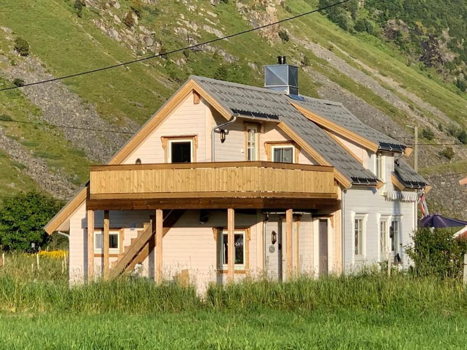 Property building, Balcony/Terrace, Mountain view