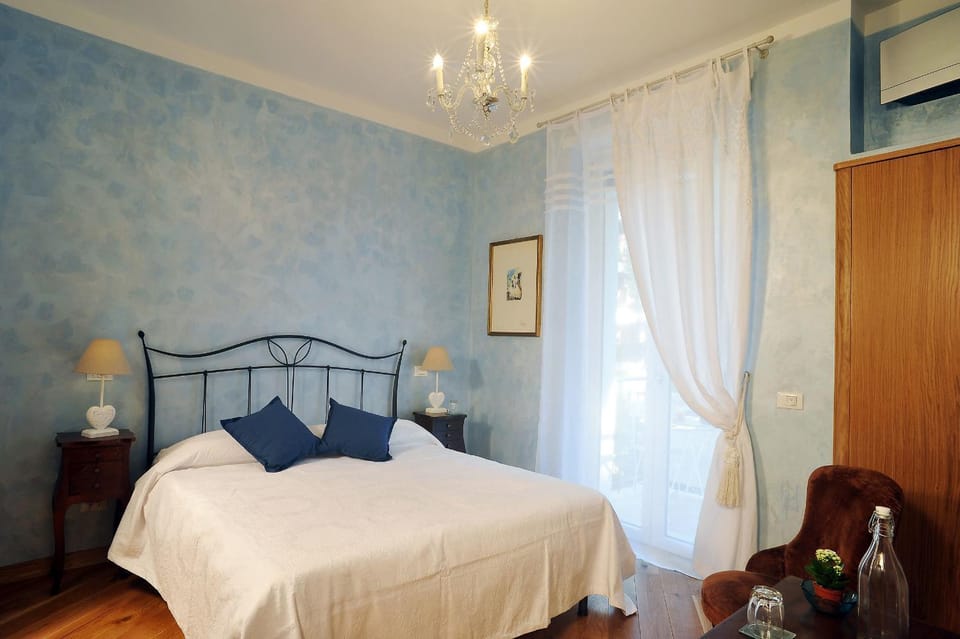 Bed, Photo of the whole room, Decorative detail