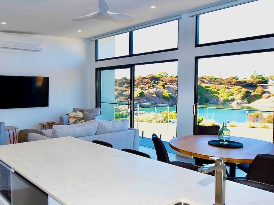 View (from property/room), Kitchen or kitchenette, Living room, Dining area, Sea view, Sea view, kitchen