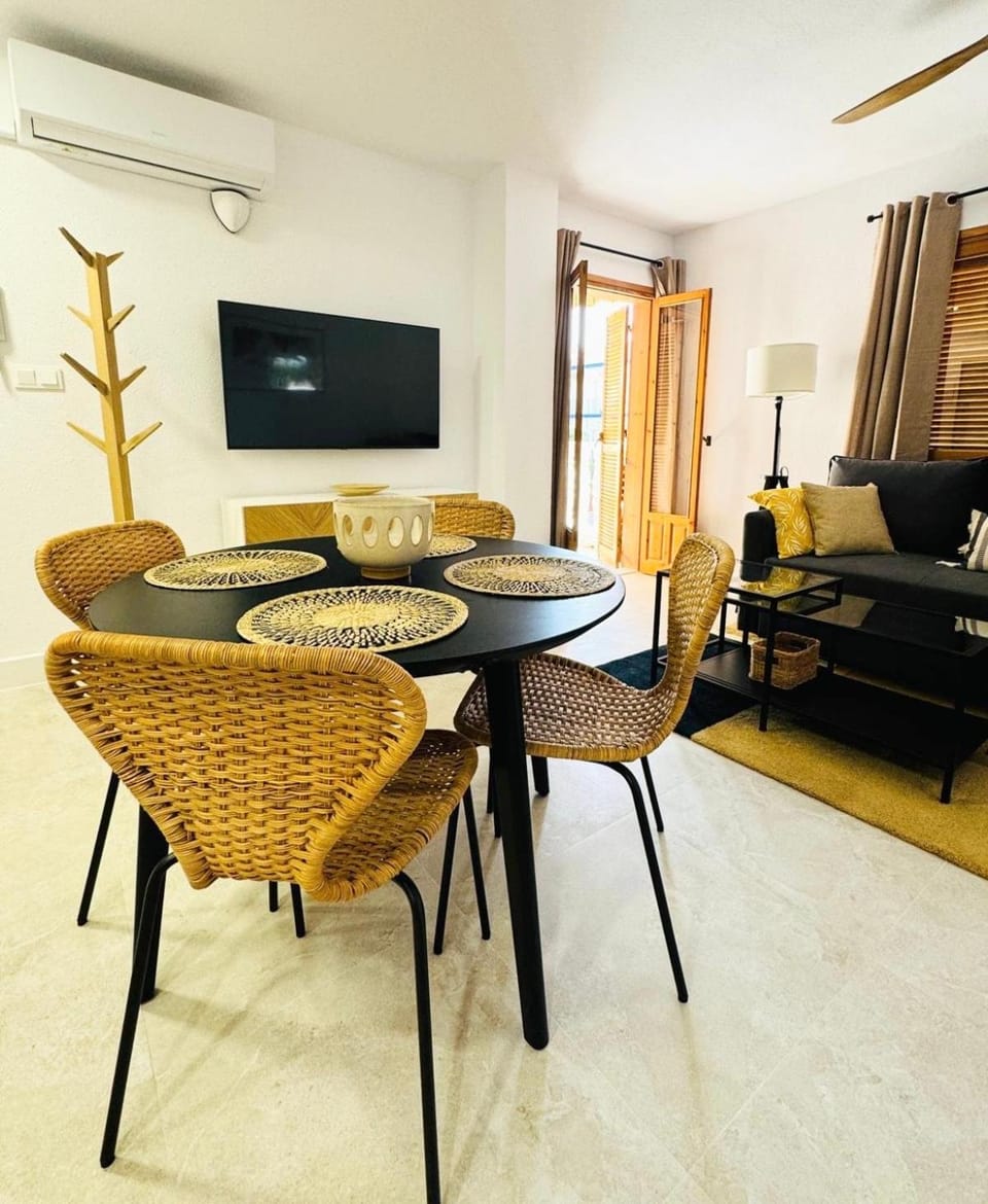 Communal lounge/ TV room, TV and multimedia, Living room, Seating area, Dining area, air conditioner
