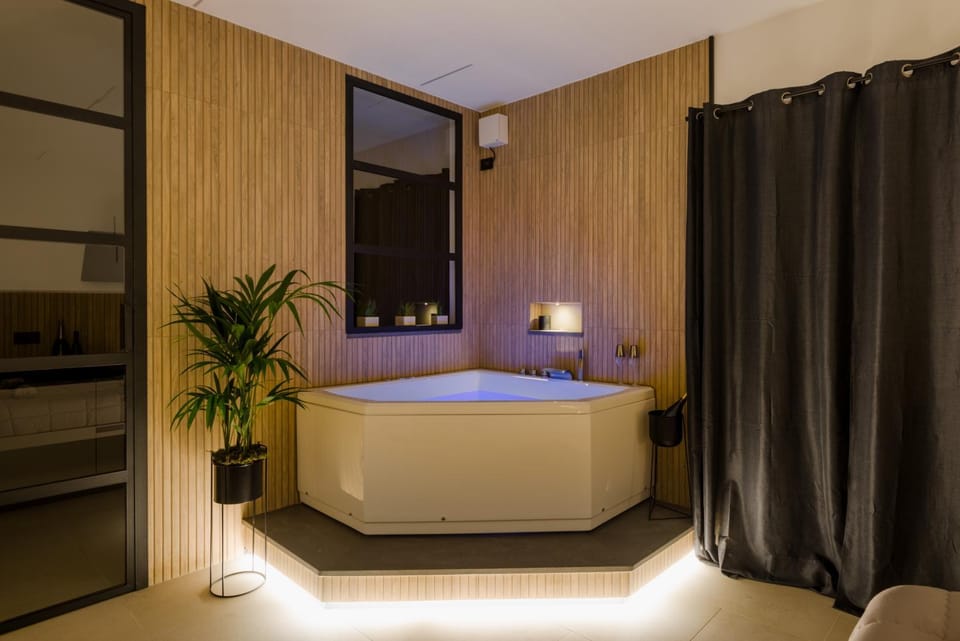 Hot Tub, Hot Tub, Bedroom
