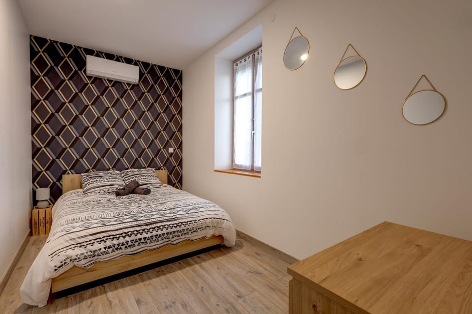 Photo of the whole room, Decorative detail, towels