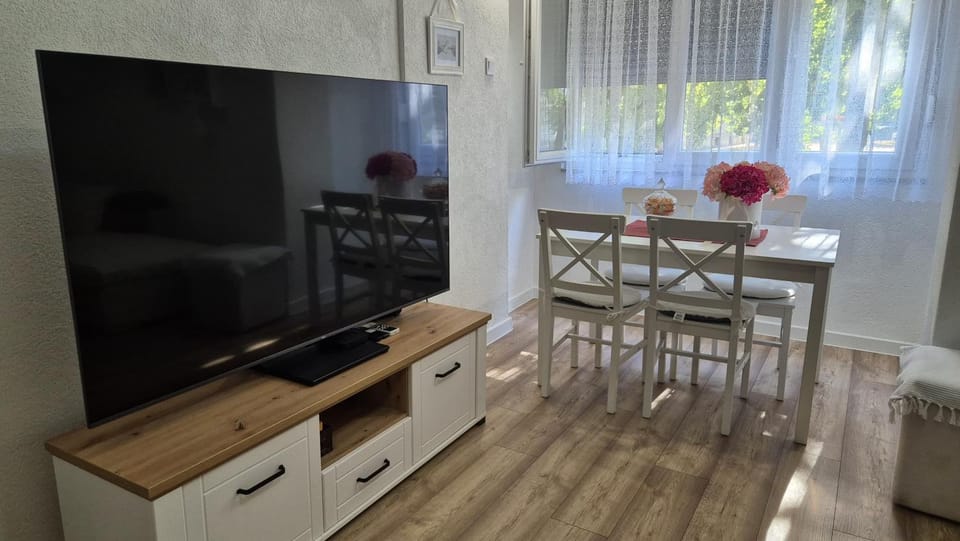 Communal lounge/ TV room, TV and multimedia, Dining area, Evening entertainment