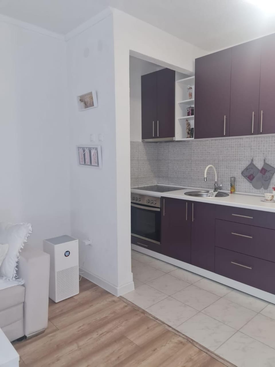 Kitchen or kitchenette, air conditioner