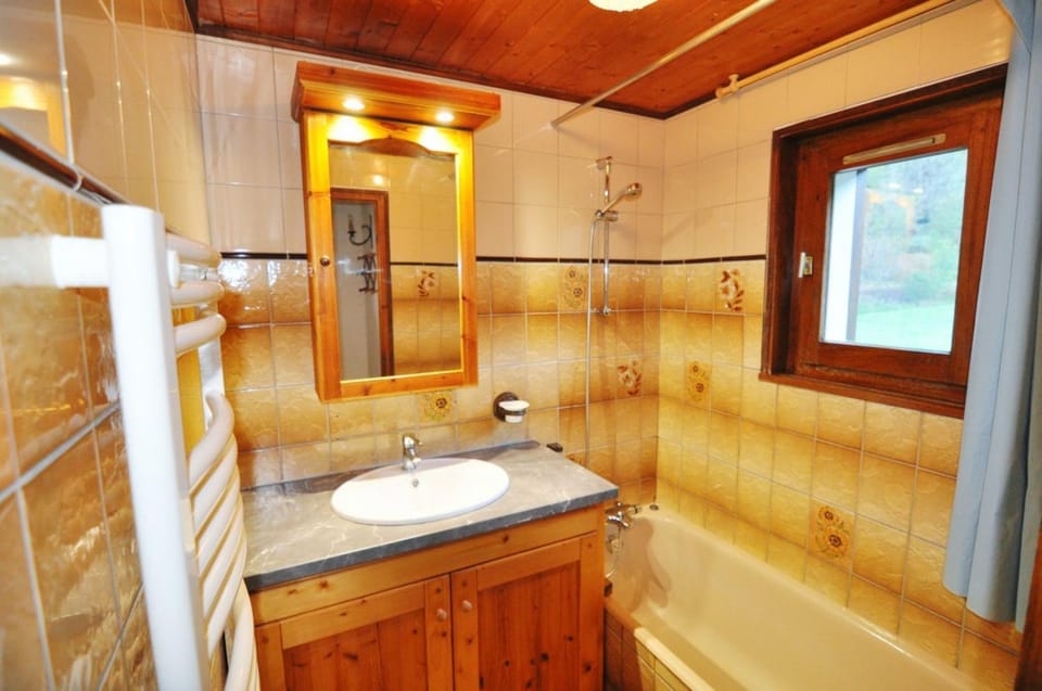 Bathroom, Living room