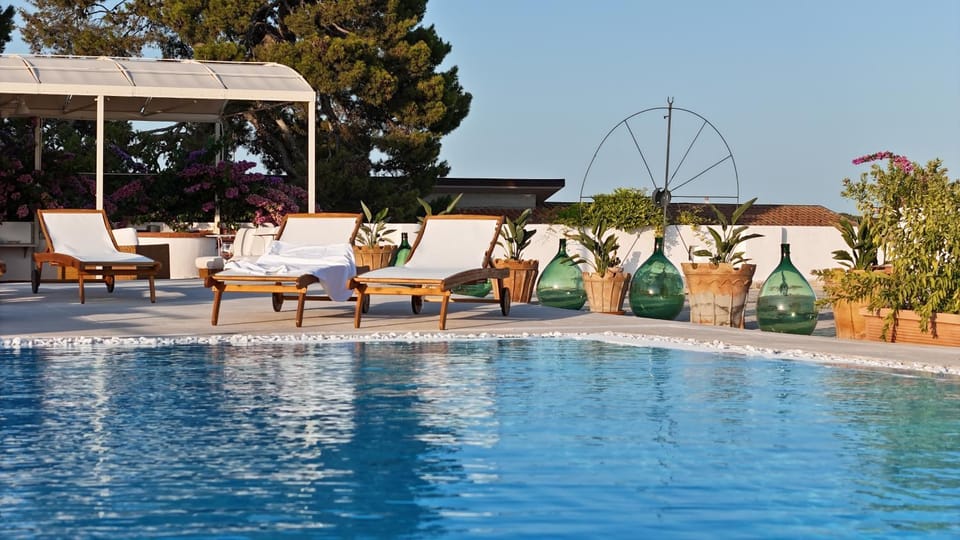 Garden view, Pool view, Swimming pool, sunbed