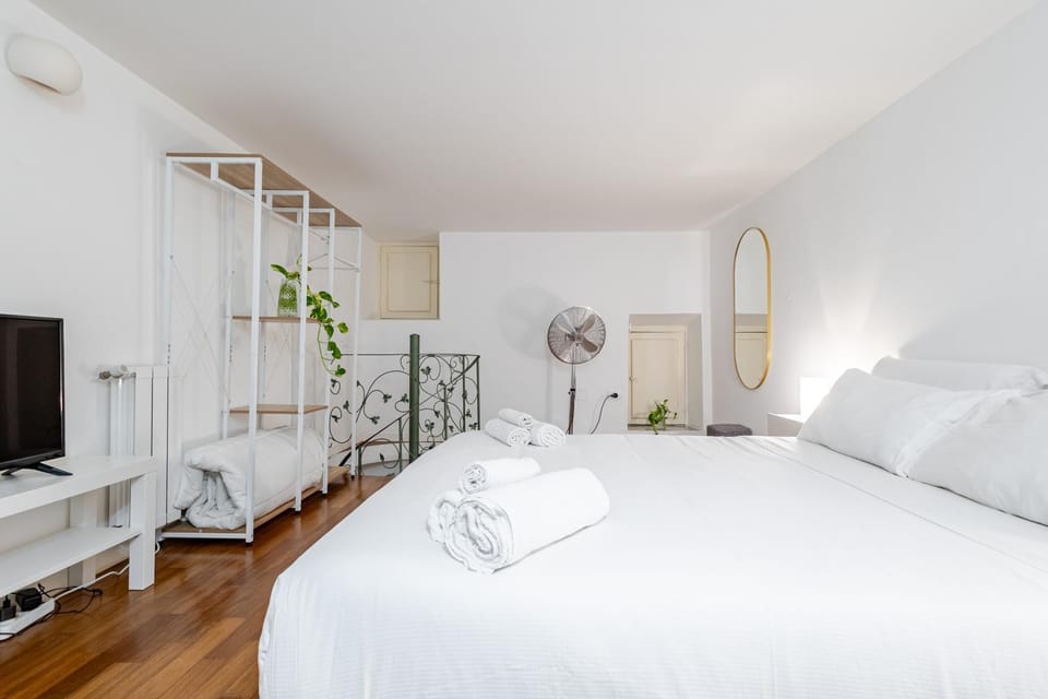Bed, TV and multimedia, Decorative detail, Floor plan, Bedroom, Landmark view, heating, heating, locker, wardrobe, air conditioner, air conditioner
