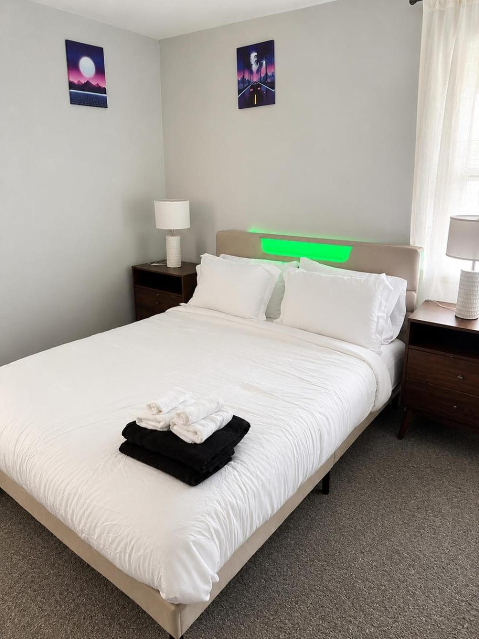 90s Condo| King Bed | 65” Smart TV | Arcade Game House in Elmwood Park