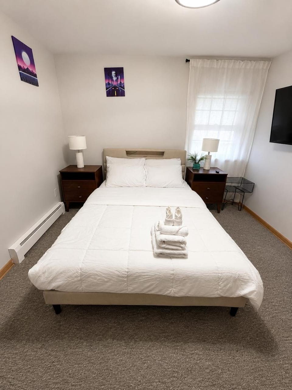 90s Condo| King Bed | 65” Smart TV | Arcade Game House in Elmwood Park