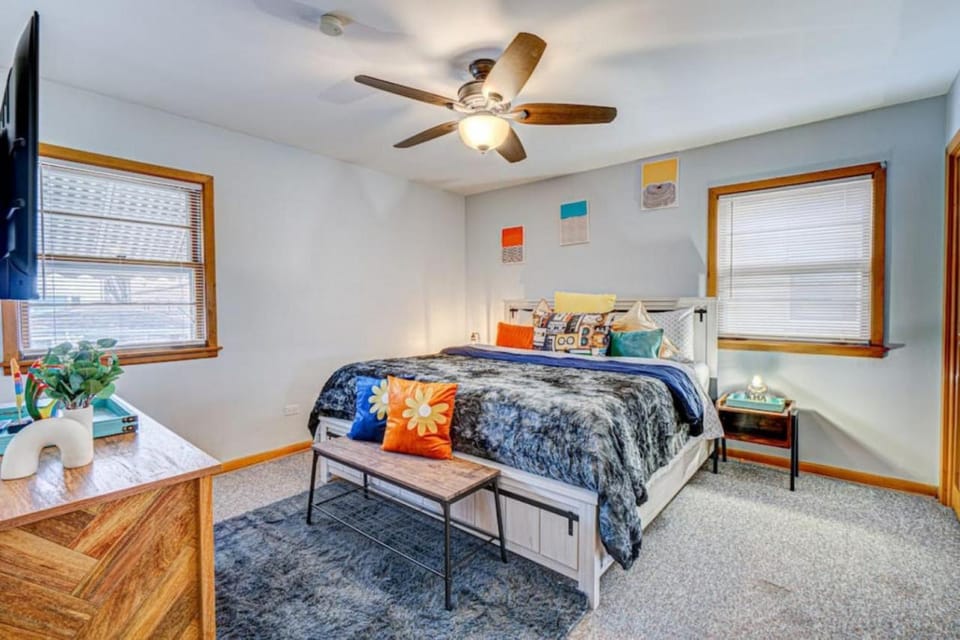 90s Condo Family Friendly House in Elmwood Park