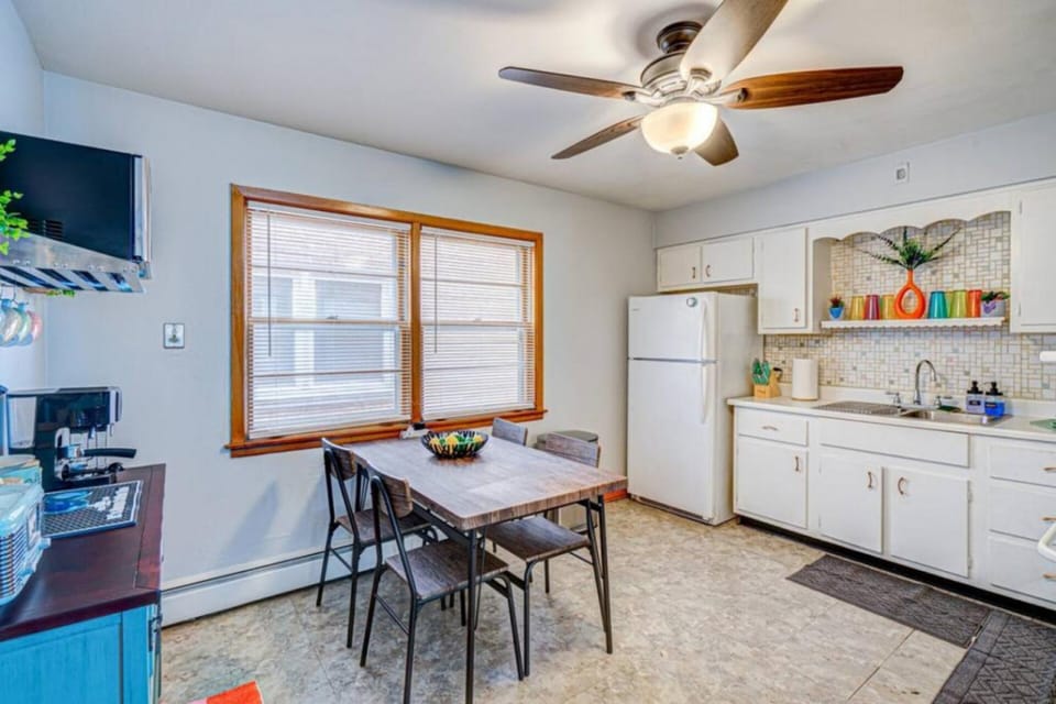 90s Condo| King Bed | 65” Smart TV | Arcade Game House in Elmwood Park