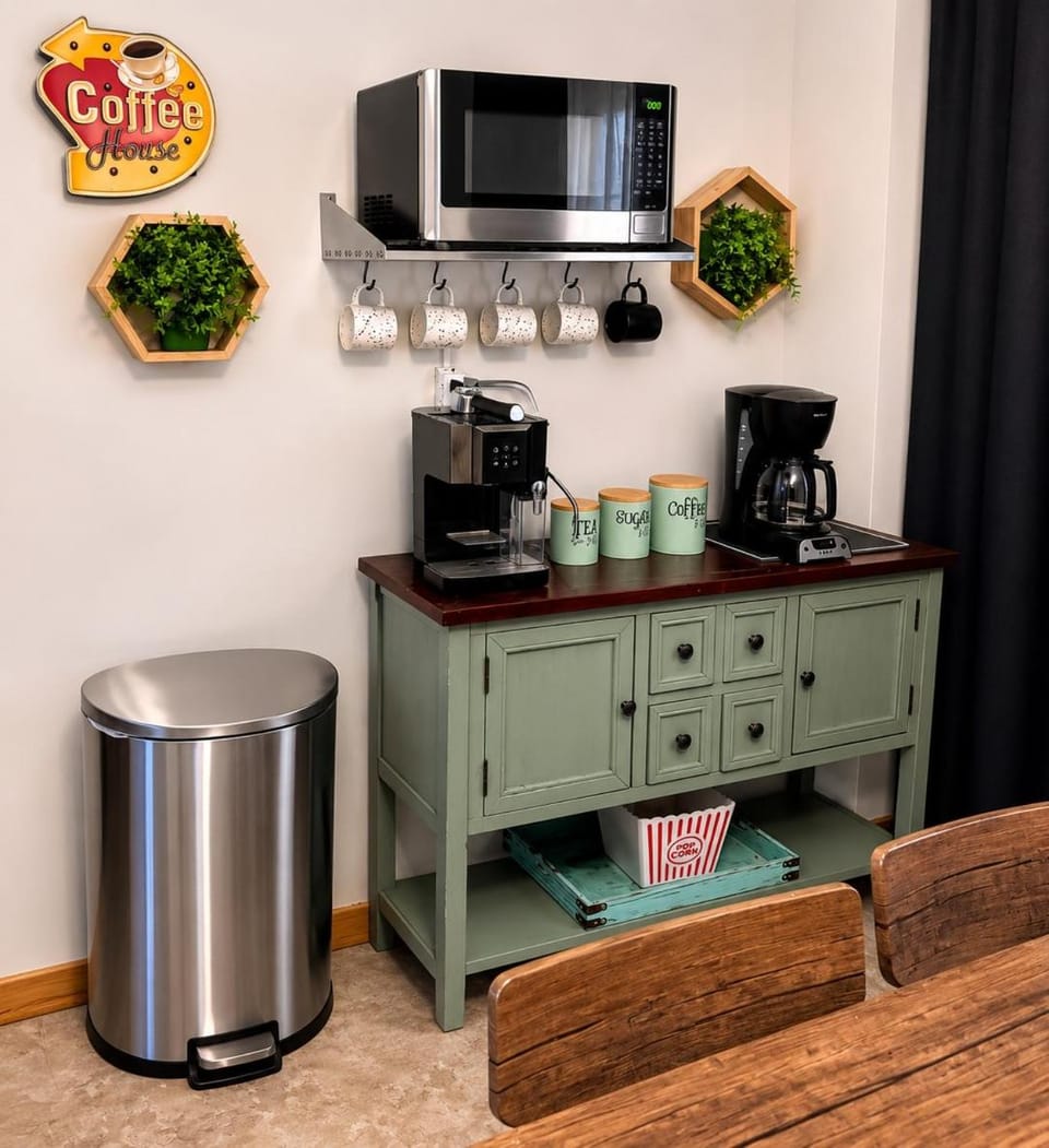 90s Condo| King Bed | 65” Smart TV | Arcade Game House in Elmwood Park