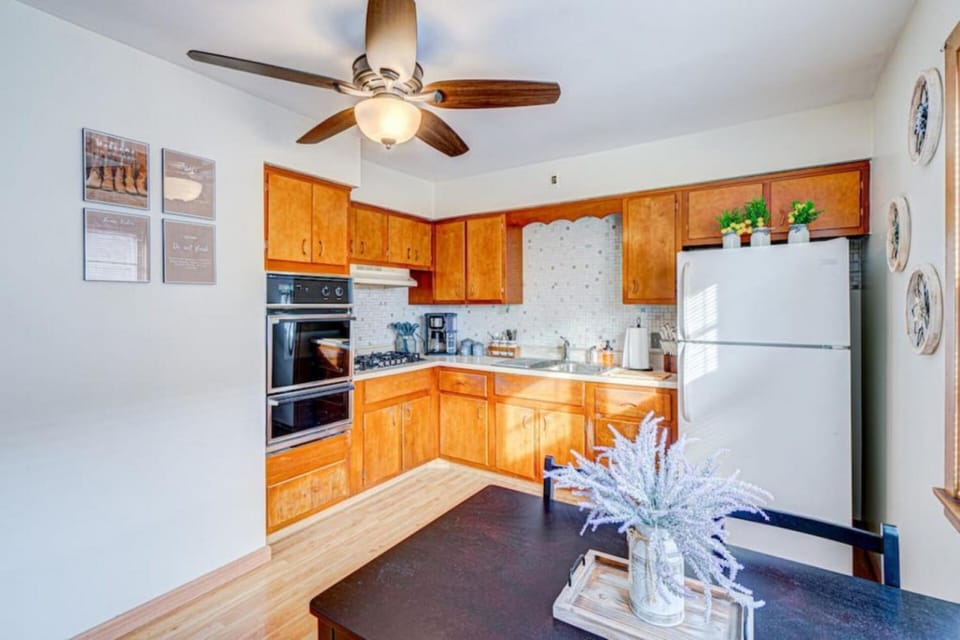 King Bed • 2BR • Sleeps 13 • Historic Location House in Elmwood Park