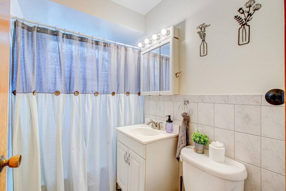 King Bed • 2BR • Sleeps 13 • Historic Location House in Elmwood Park
