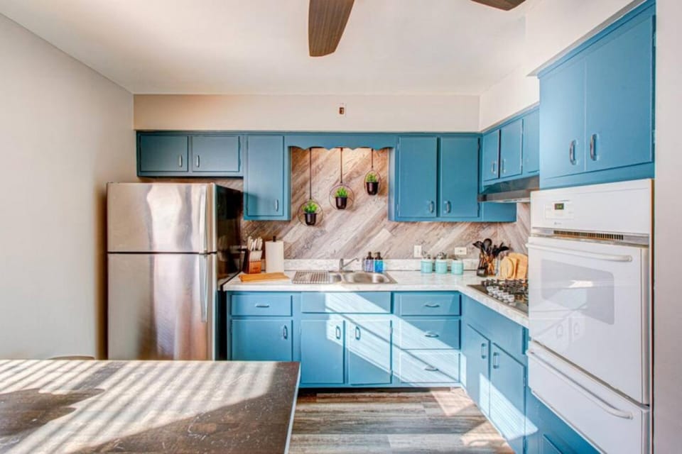 Top Rated Condo •King Bed • Safe Historic Location House in Elmwood Park