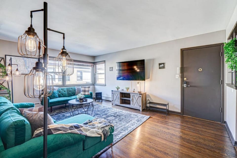 Top Rated Condo •King Bed • Safe Historic Location House in Elmwood Park