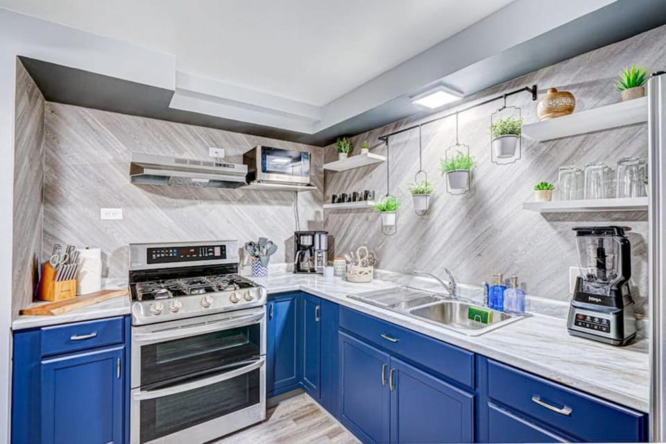 Luxury King Sleep Number Historic Location House in Elmwood Park