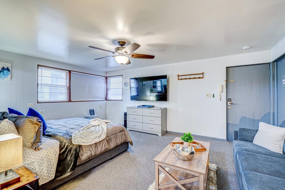King Bed Studio | 60" HDTV | Safe | Close to Metra Apartment in Elmwood Park