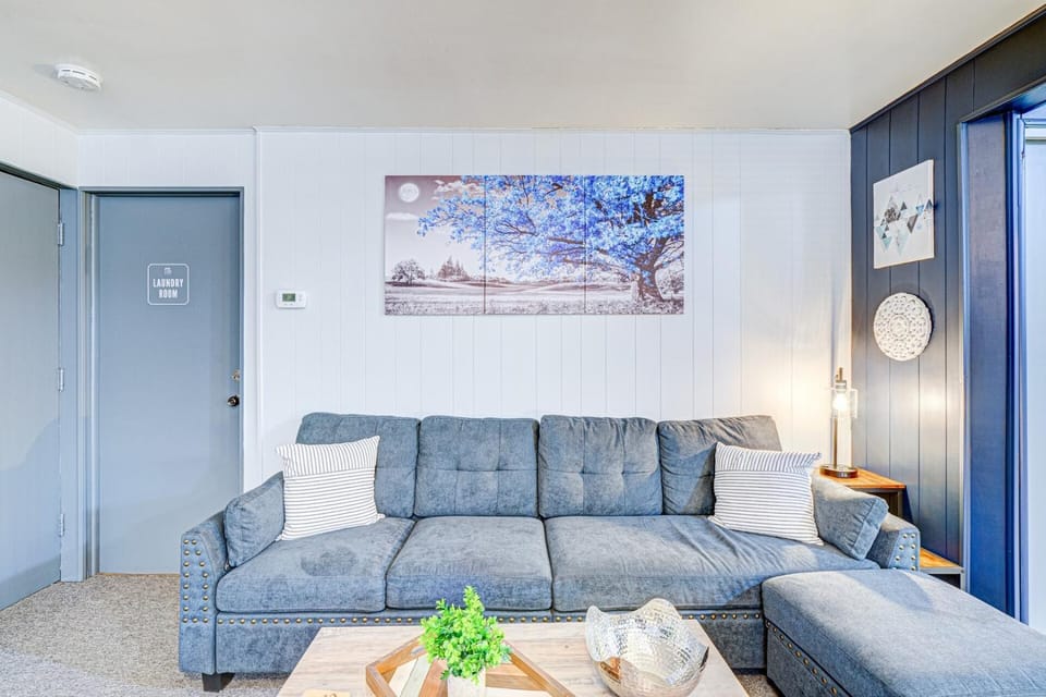 King Bed Studio | 60" HDTV | Safe | Close to Metra Apartment in Elmwood Park