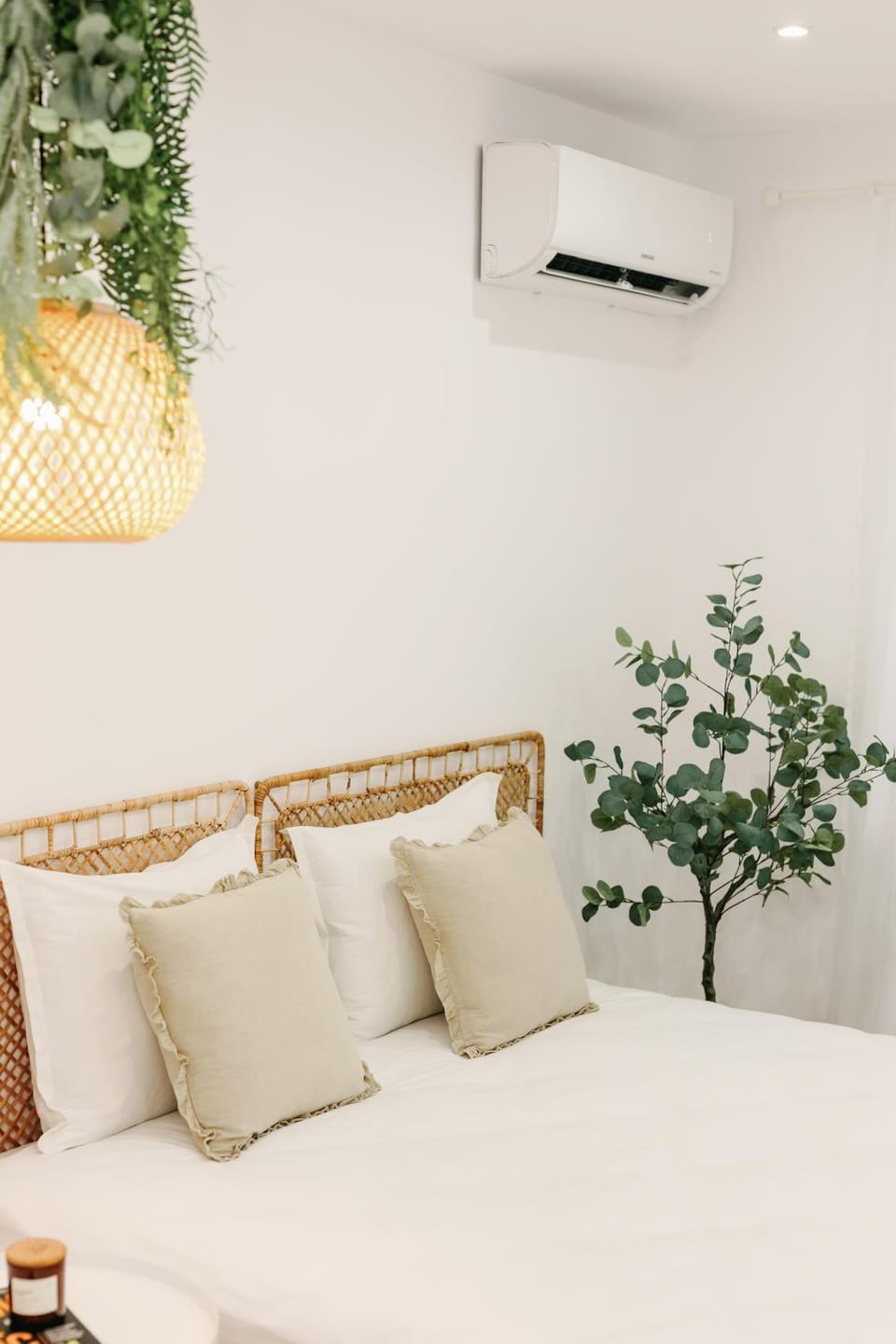 Bed, Photo of the whole room, air conditioner