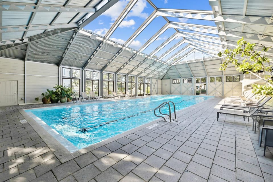Neighbourhood, Swimming pool