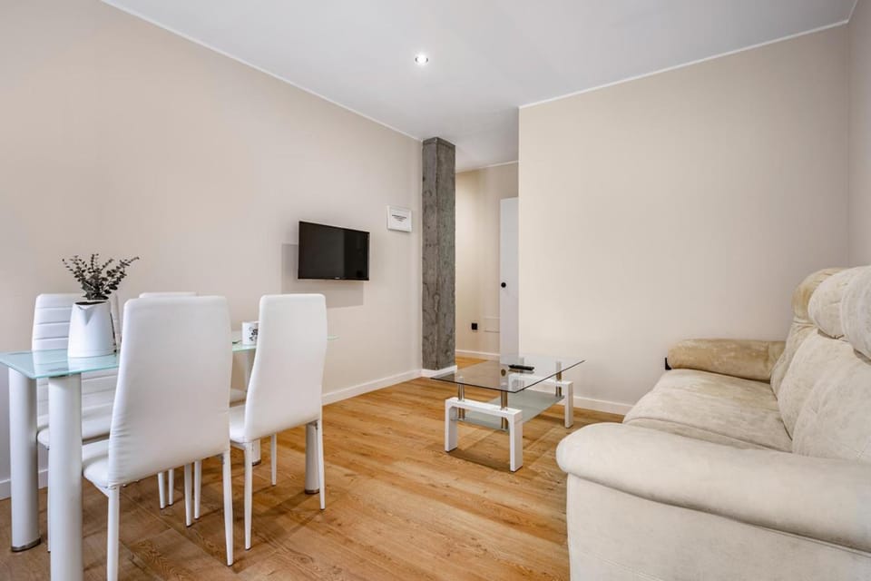 TV and multimedia, Living room, Seating area, Dining area