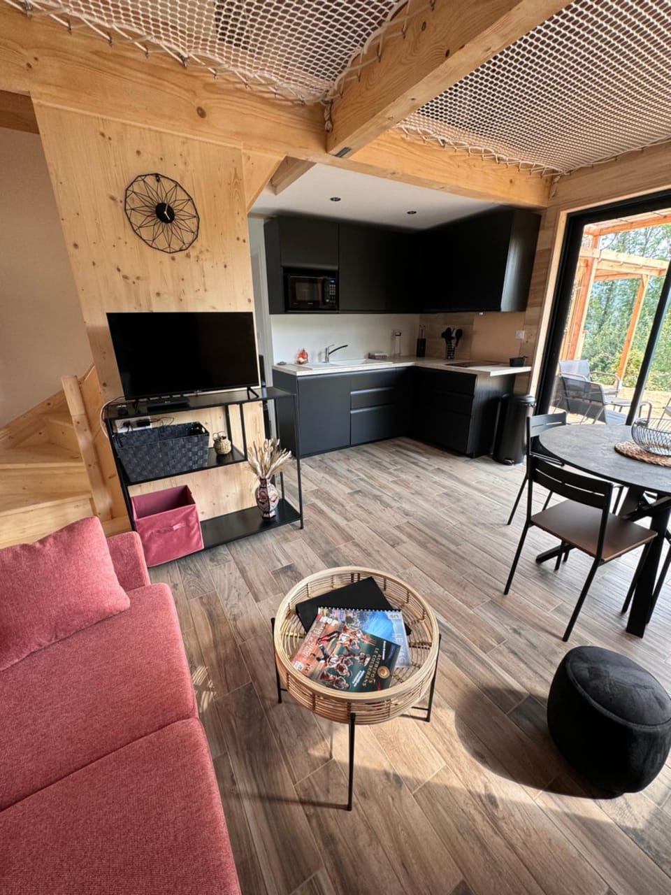 Communal lounge/ TV room, TV and multimedia, Kitchen or kitchenette, Living room, Seating area, Dining area