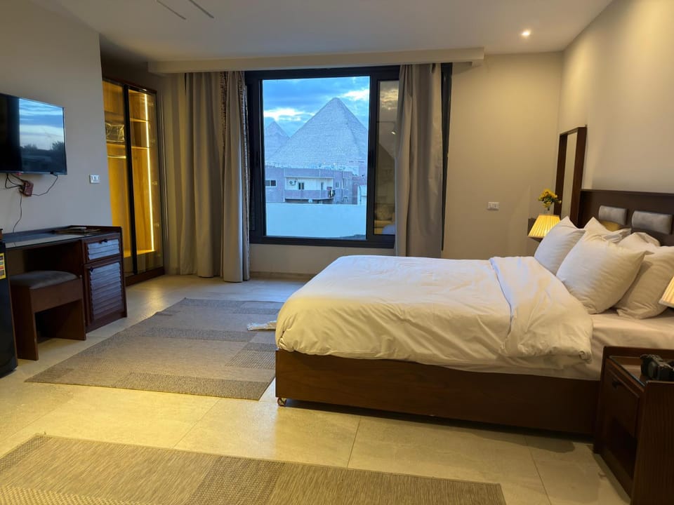 Bed, TV and multimedia, Photo of the whole room, Bedroom