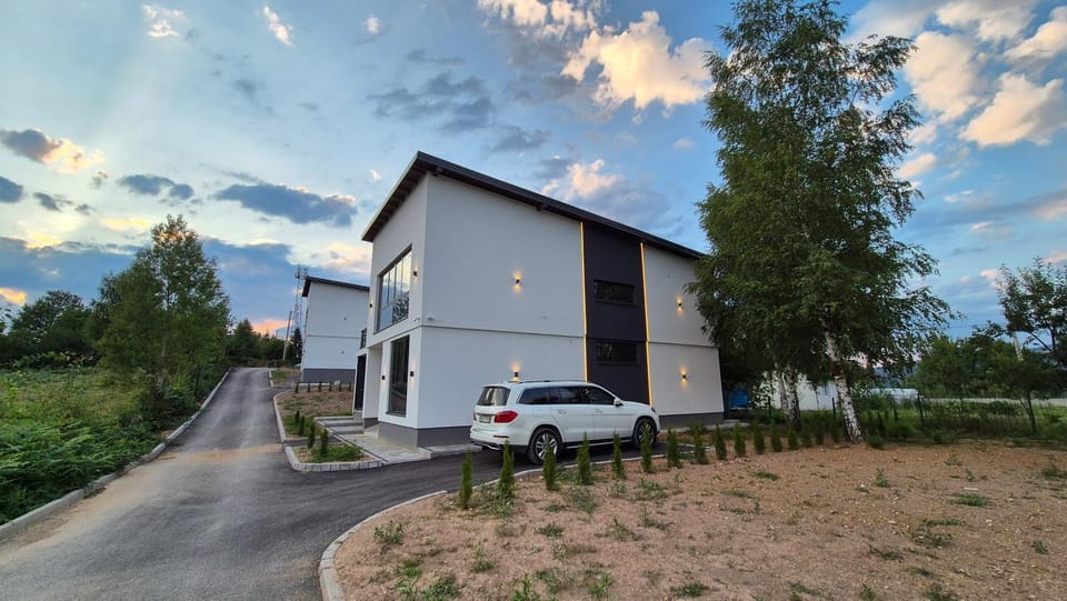 Property building, Day, Neighbourhood, Natural landscape, Street view, Parking