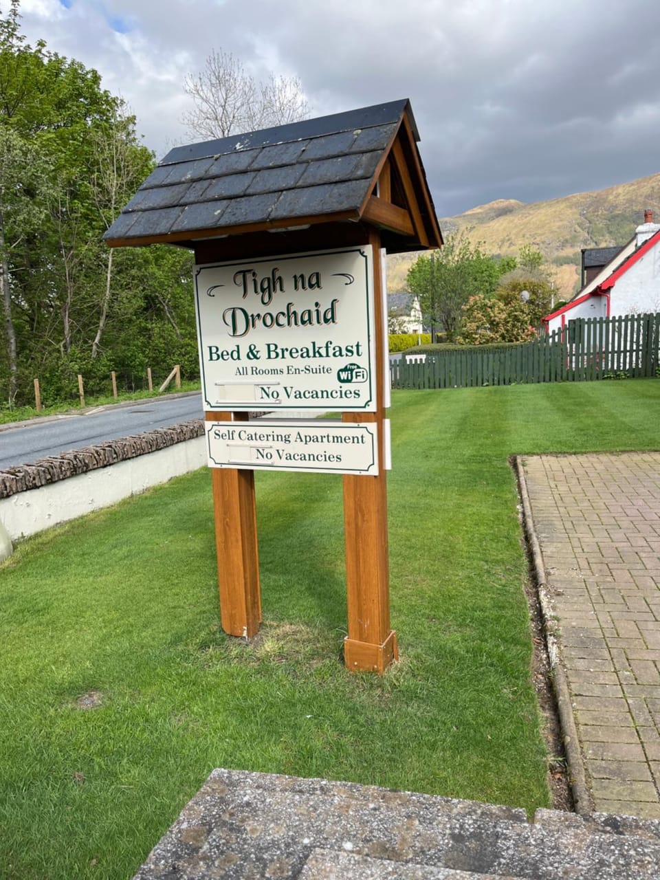 Spring, Day, Property logo or sign, Neighbourhood, Natural landscape, Logo/Certificate/Sign, Mountain view, Street view