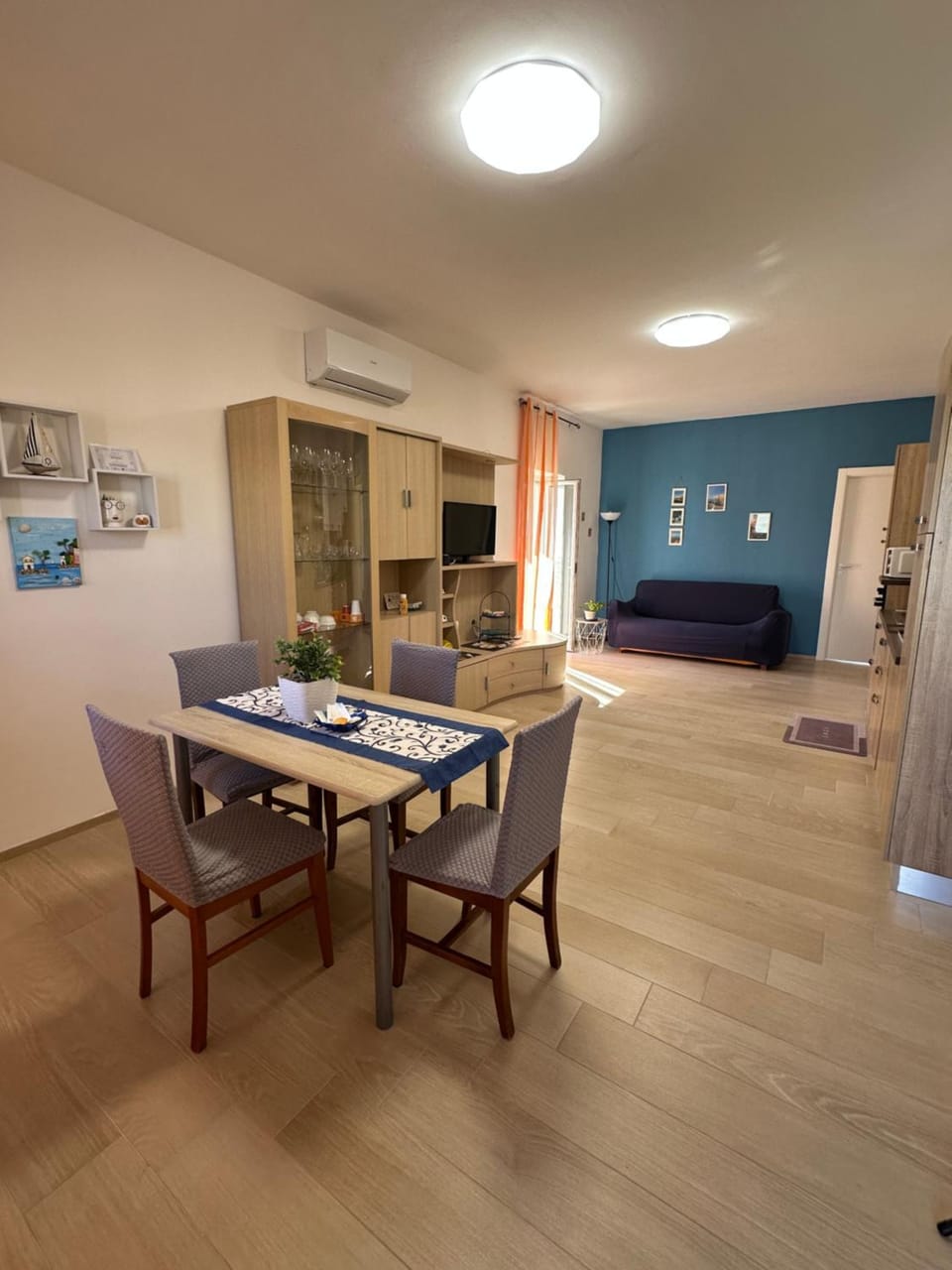 Living room, Photo of the whole room, Seating area, Dining area