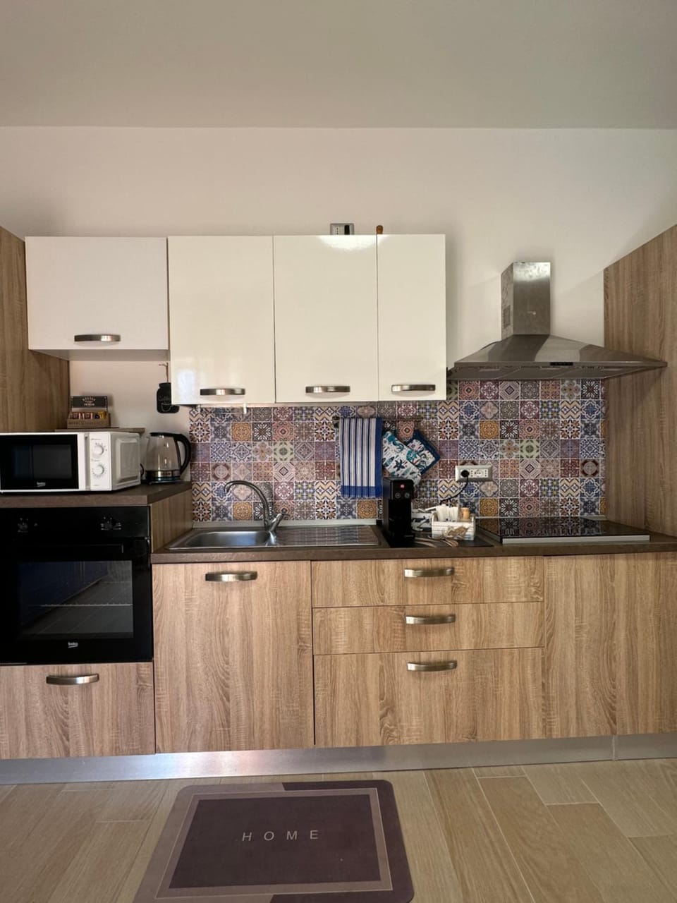Coffee/tea facilities, Kitchen or kitchenette, stove