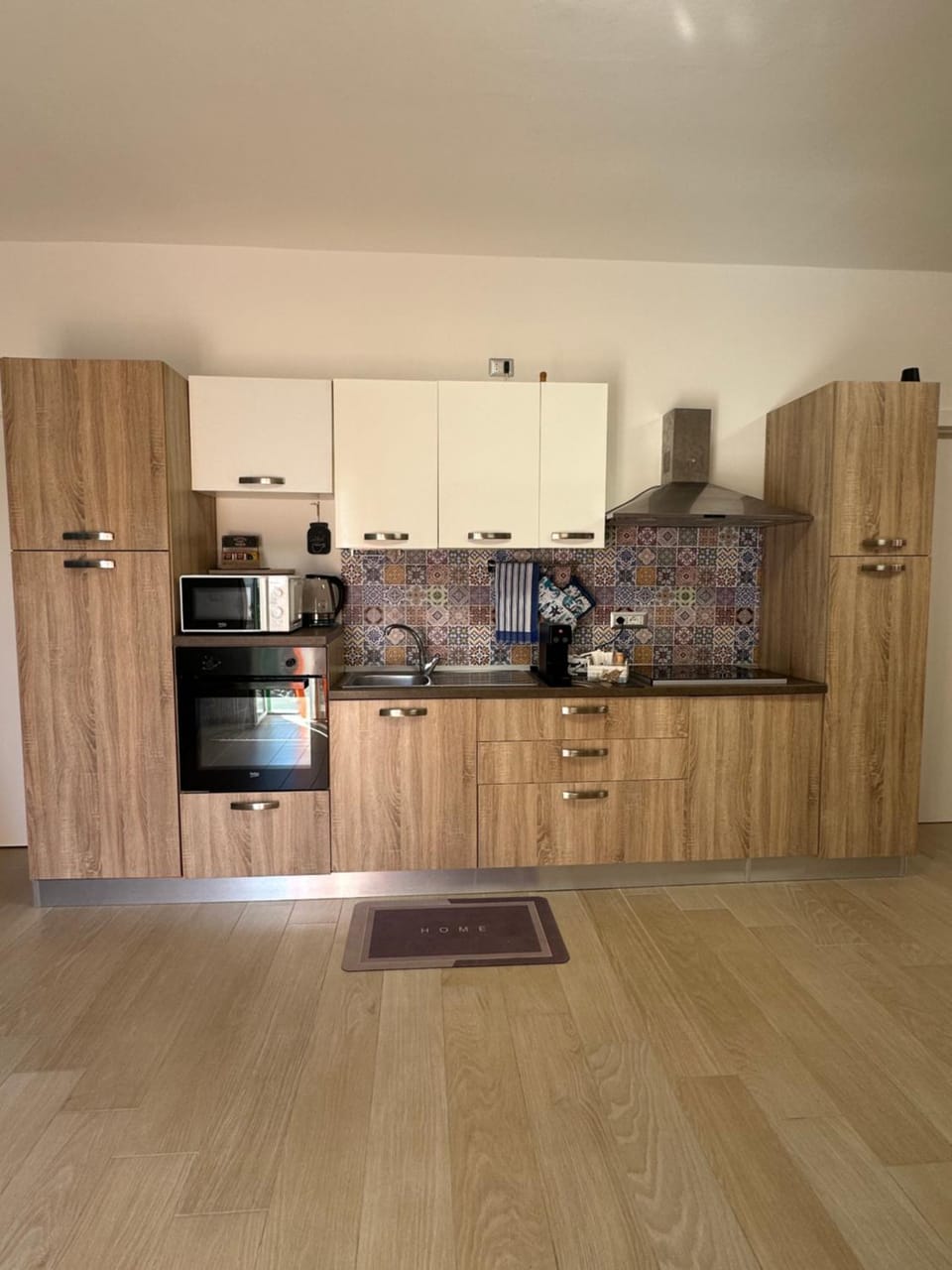 Coffee/tea facilities, Kitchen or kitchenette, oven, stove