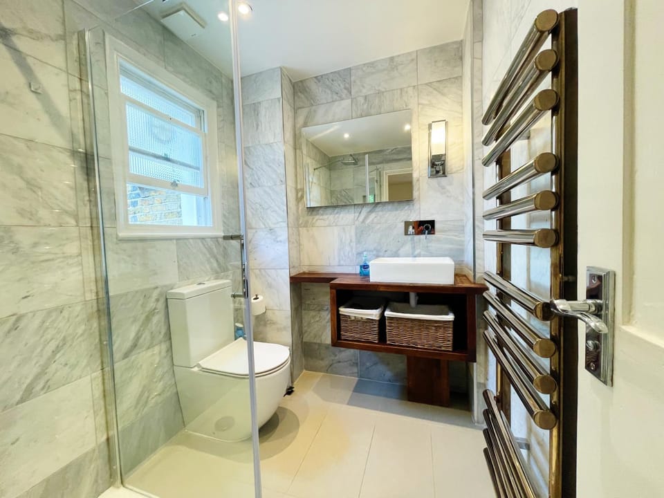Hotel boutique style studio with Kitchen, Huge Shower, King bed Apartment in London Borough of Southwark