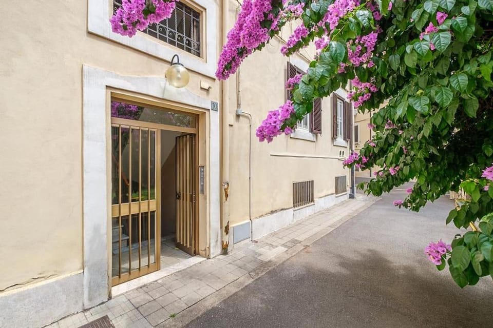 Property building, Neighbourhood