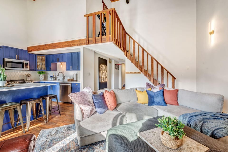 Kitchen or kitchenette, Living room, stove