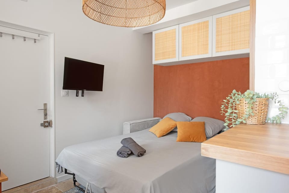 Bed, TV and multimedia, Living room, Bedroom, towels