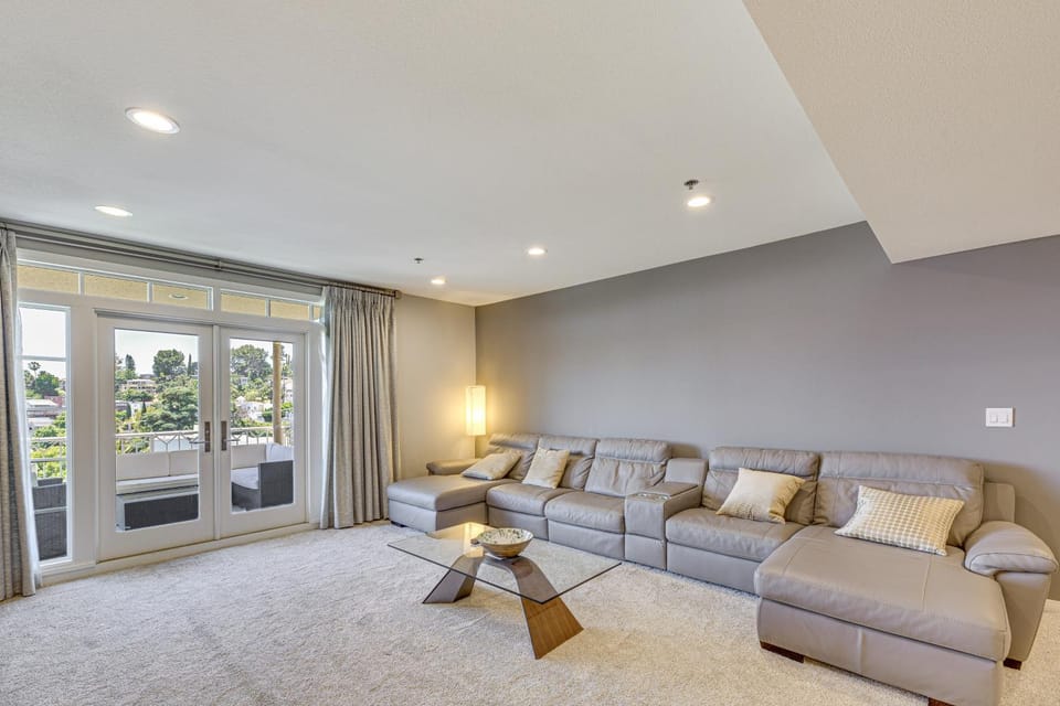 2 Mi to Hollywood: Condo w/ Pool & Hot Tub Access House in Hollywood